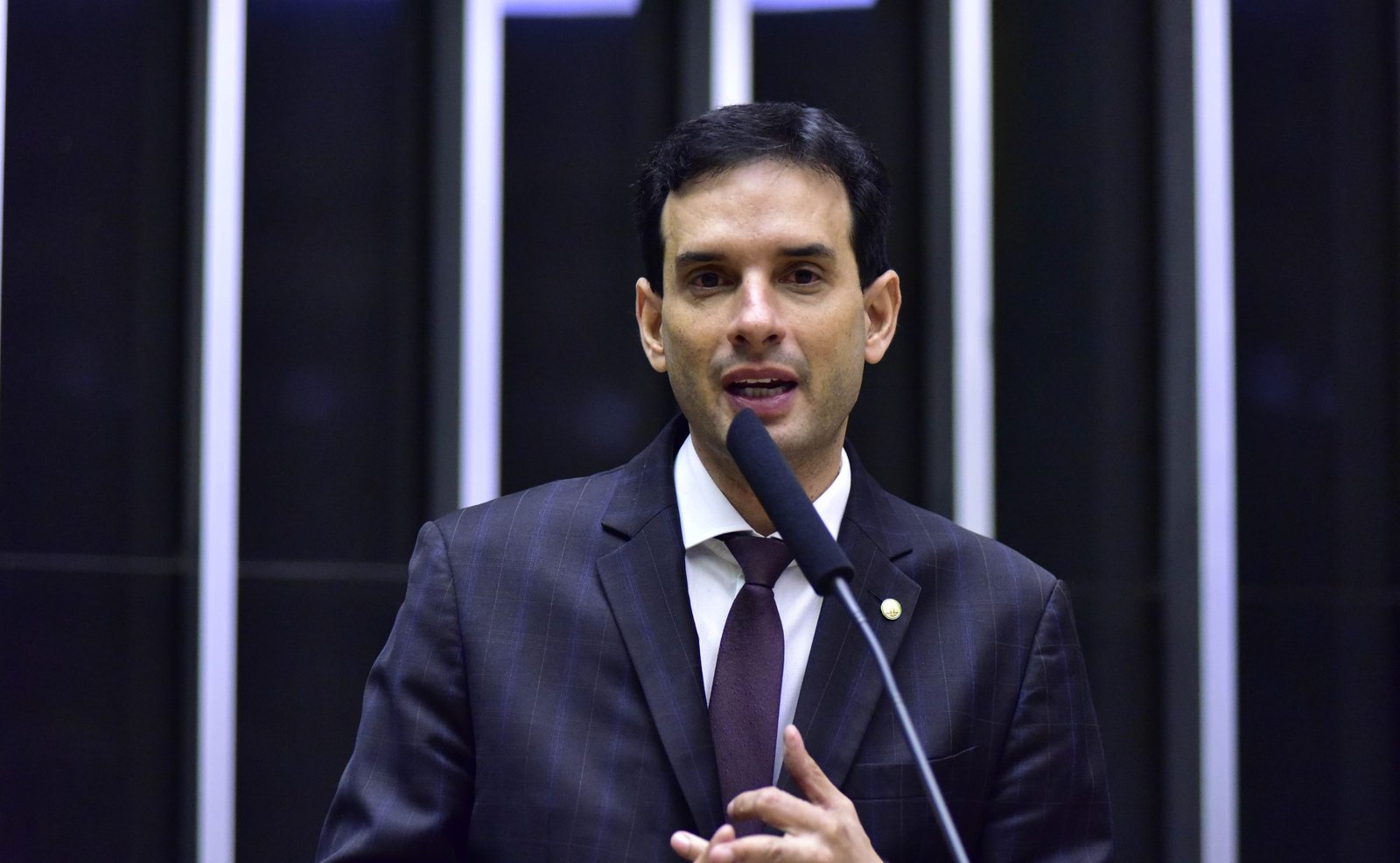 Leo Prates pede urgência a projeto que aumenta pena para lesão corporal contra menores de 14 anos