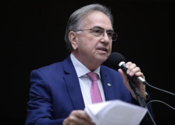 Leônidas Cristino reassume mandato na Câmara Federal