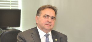 Leônidas Cristino propõe novas regras para substituir Presidente da República