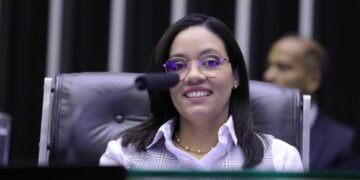 Comissão aprova mudanças proposta por Lucyana Genésio ao projeto que define a displasia ectodérmica como doença rara