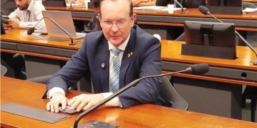 Comissão aprova parecer de Márcio Honaiser a projeto que obriga presença de intérpretes de Libras em comícios