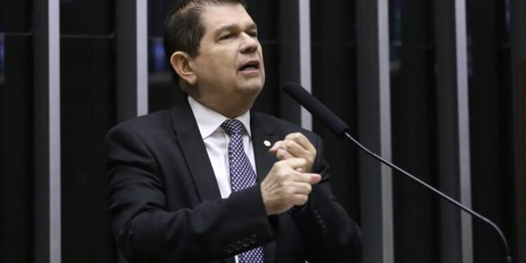 Comissão aprova projeto de Mauro Benevides Filho que estabelece competências privativas do economista