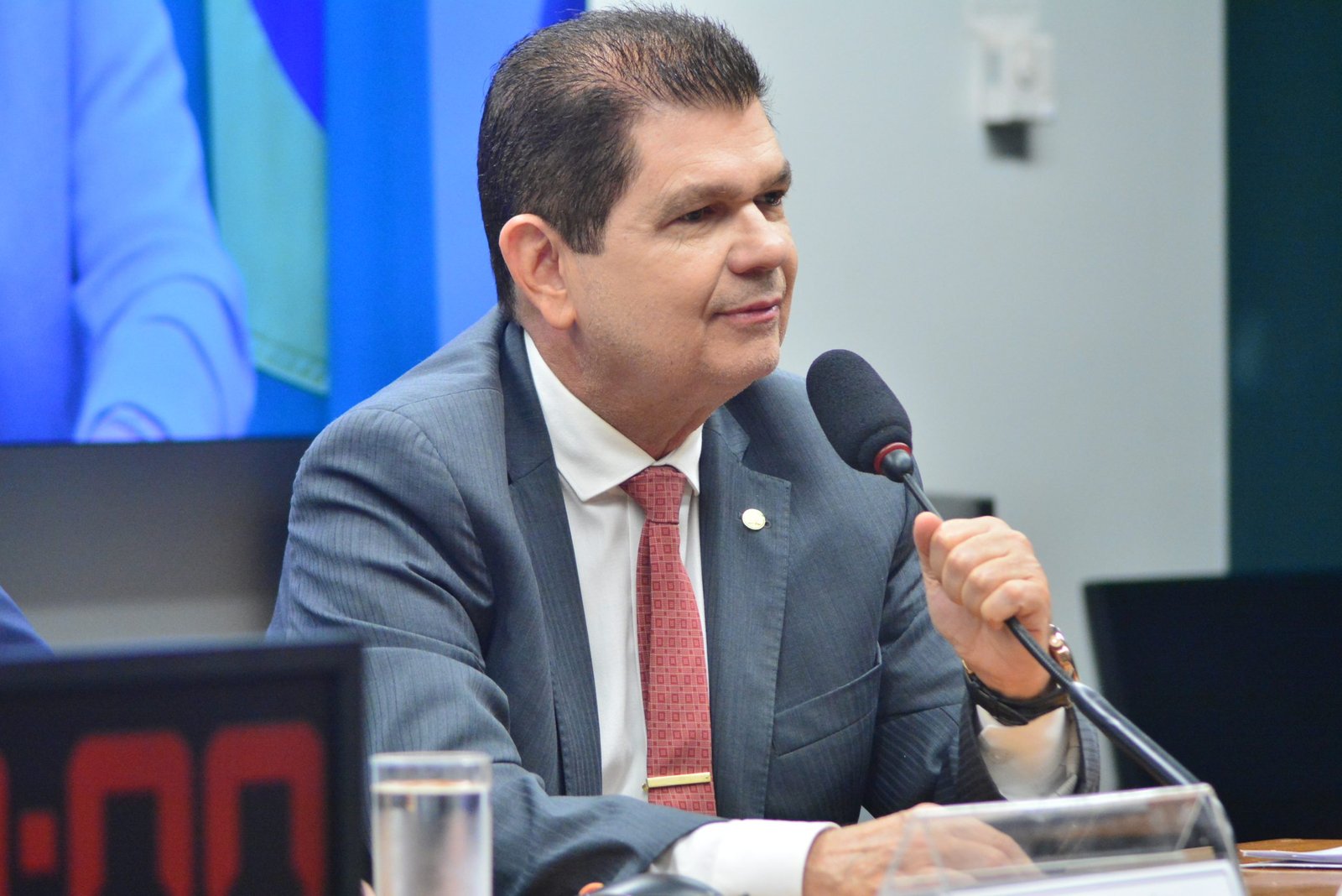 Mauro Benevides Filho defende compra de uniformes entre despesas com educação