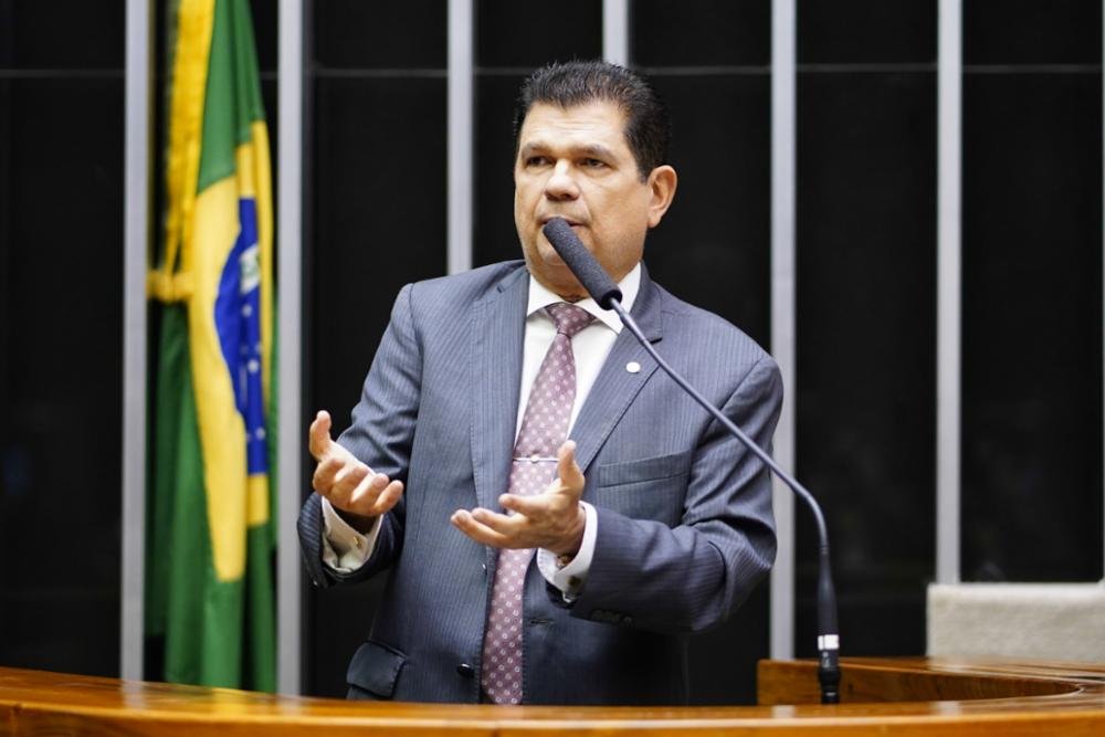 Mauro Benevides apresenta emenda a projeto para garantir o pagamento do piso da enfermagem