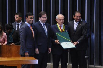 Manoel Dias é agraciado com Medalha do Mérito Legislativo 2016