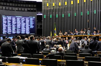 Concluída votação em 1º turno de PEC sobre coligações; faltam destaques em 2º turno
