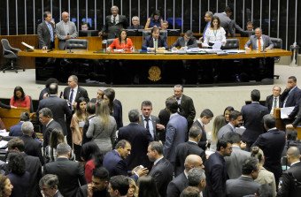 Câmara conclui votação de cláusula de desempenho e fim das coligações