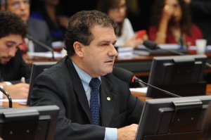 Seguridade aprova projeto que obriga distribuidores a fornecer genéricos para todas as farmácias