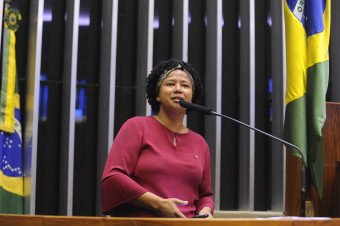 Comissão aprova teste genético no SUS para mulheres com alto risco de câncer de mama