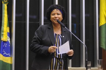 Silvia Cristina propõe incentivo fiscal às empresas que fabricam medicamentos de combate ao câncer