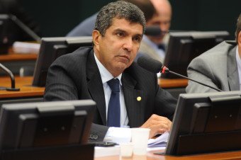 Sérgio Vidigal apresenta revista de prestação de contas à população
