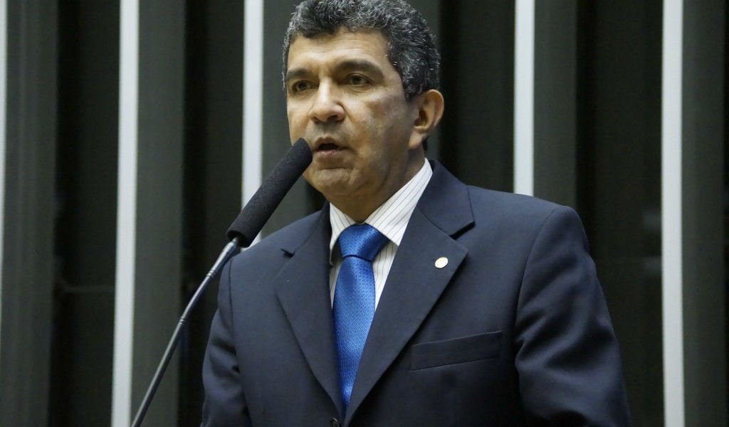 Comissão aprova proposta que obriga exemplar do Estatuto do Idoso em bancos e lojas