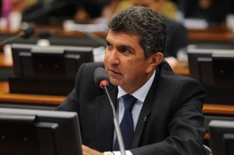 Aprovado projeto que exige que farmácias populares exponham lista de medicamentos