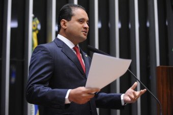 Weverton Rocha defende estacionamento gratuito para idosos