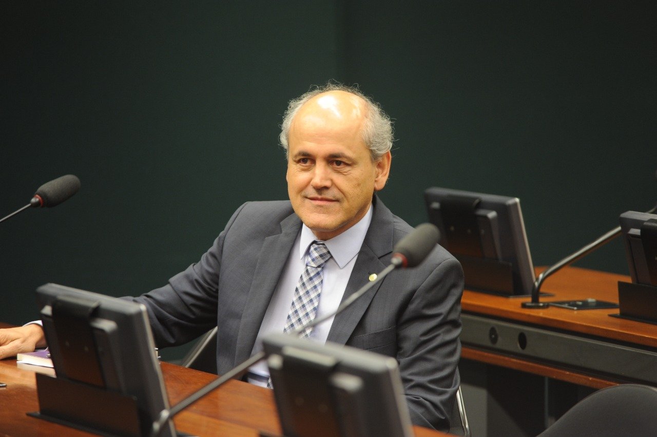 Comissão aprova substitutivo de Gustavo Fruet ao projeto do marco regulatório da arborização urbana