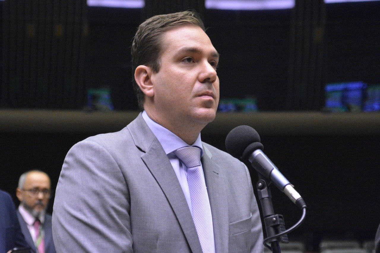 Viação e Transporte aprova projeto de Eduardo Bismarck que regula serviço de delivery por ciclistas