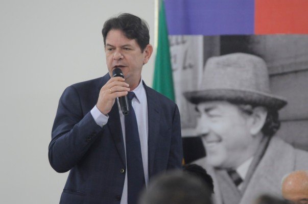 Senador Cid Gomes é baleado durante protesto de policiais no Ceará