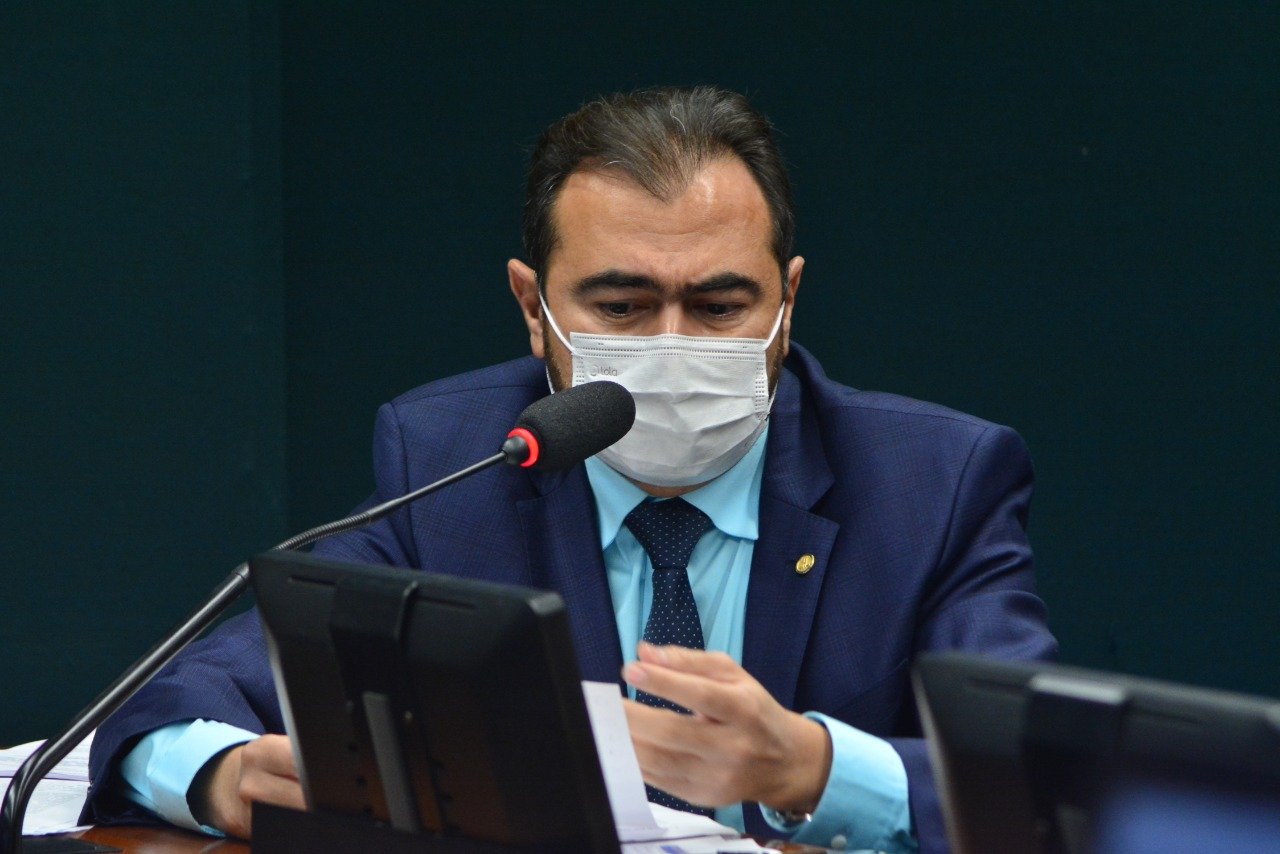 Idilvan Alencar assina representação para apurar denúncias de desvios de verba no FNDE