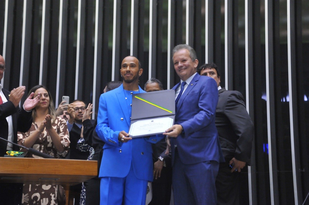 Lewis Hamilton recebe título de cidadão honorário do Brasil proposto por André Figueiredo