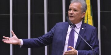 Lula sanciona Lei de André Figueiredo que torna barracas da Praia do Futuro patrimônio cultural brasileiro