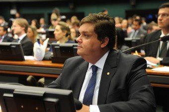 Câmara aprova projeto que obriga motorista a usar farol baixo durante o dia
