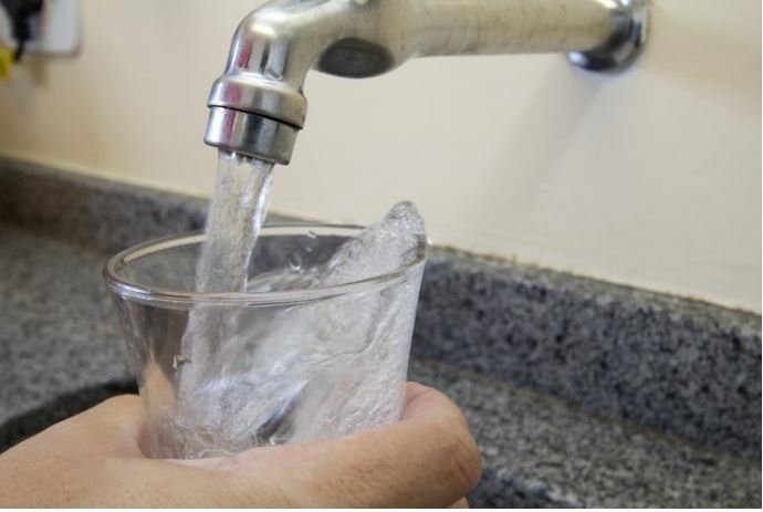 Plenário aprovou requerimento de urgência de Duda Salabert para fornecimento de água potável nas escolas