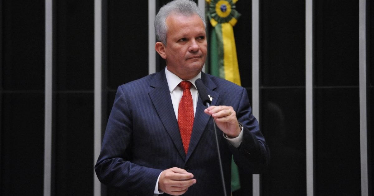 Texto de André Figueiredo aprovado em comissão altera CLT