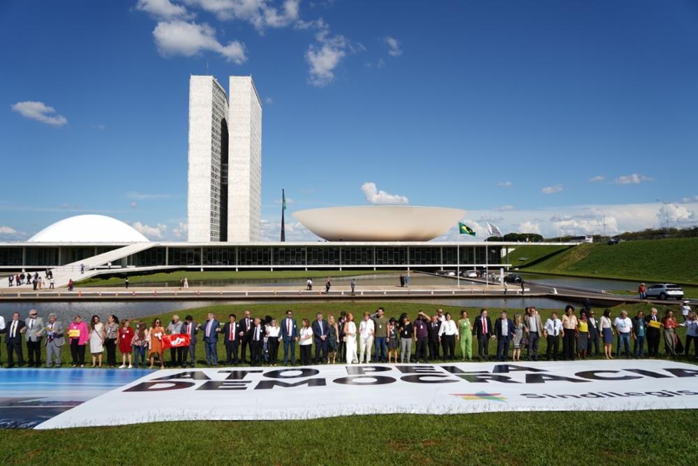 André Figueiredo: “A democracia não pode ser negociada”