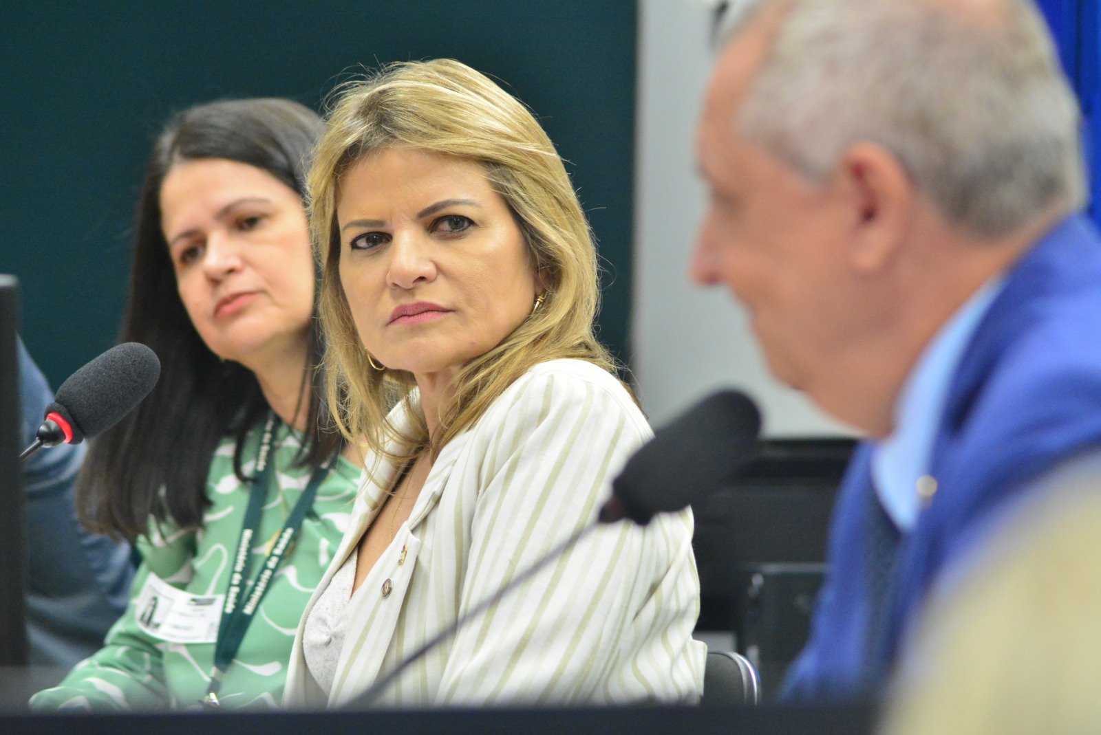 Flávia Morais e especialistas debatem política de financiamento do combate ao câncer