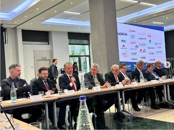 Parlamentares pedetistas participam de evento de tecnologia e telefonia na Espanha