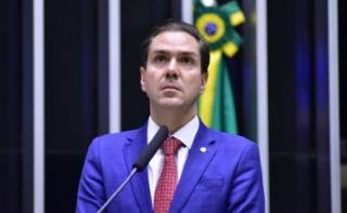 Projeto de Eduardo Bismarck regulamenta intensidade de luz emitida por painéis luminosos