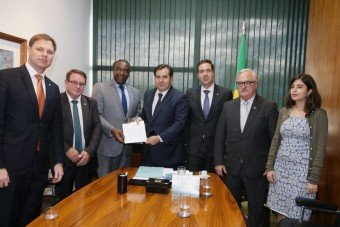 Eduardo Bismarck discute proposta sobre custeio da educação para municípios