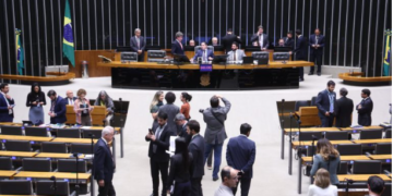 Câmara aprova MP que zera “taxa das blusinhas” e texto retorna para o Senado
