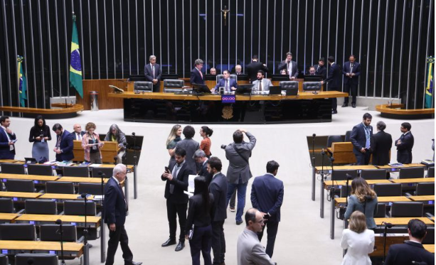 Câmara aprova MP que zera “taxa das blusinhas” e texto retorna para o Senado