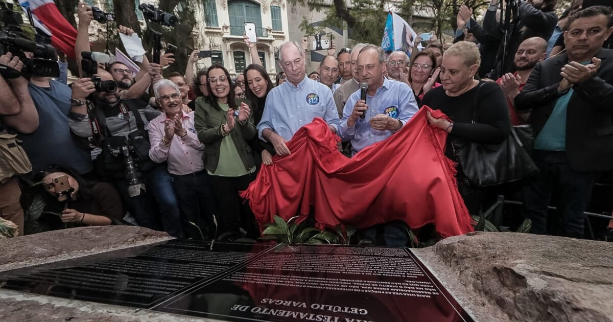 Ciro, Vieira da Cunha e Juliana Brizola fazem ato no monumento da “Carta-Testamento” de Vargas