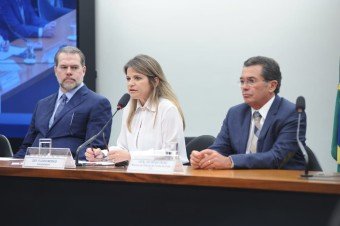 Flávia Morais coordena comissão externa sobre obras inacabadas