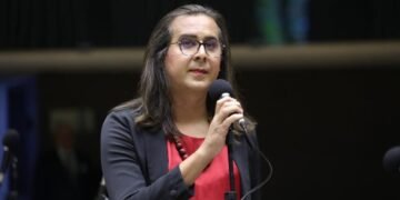 Proposta de Duda Salabert prevê tratamento psicológico pelo SUS à pessoa que sofrer crime de racismo