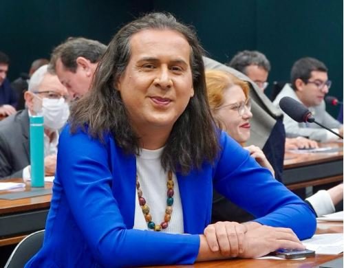 Proposta de Duda Salabert possibilita pessoa trans usar nome social em documento póstumo