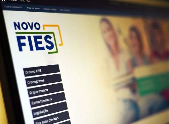 Sancionada lei que suspende pagamentos de estudantes ao Fies durante pandemia
