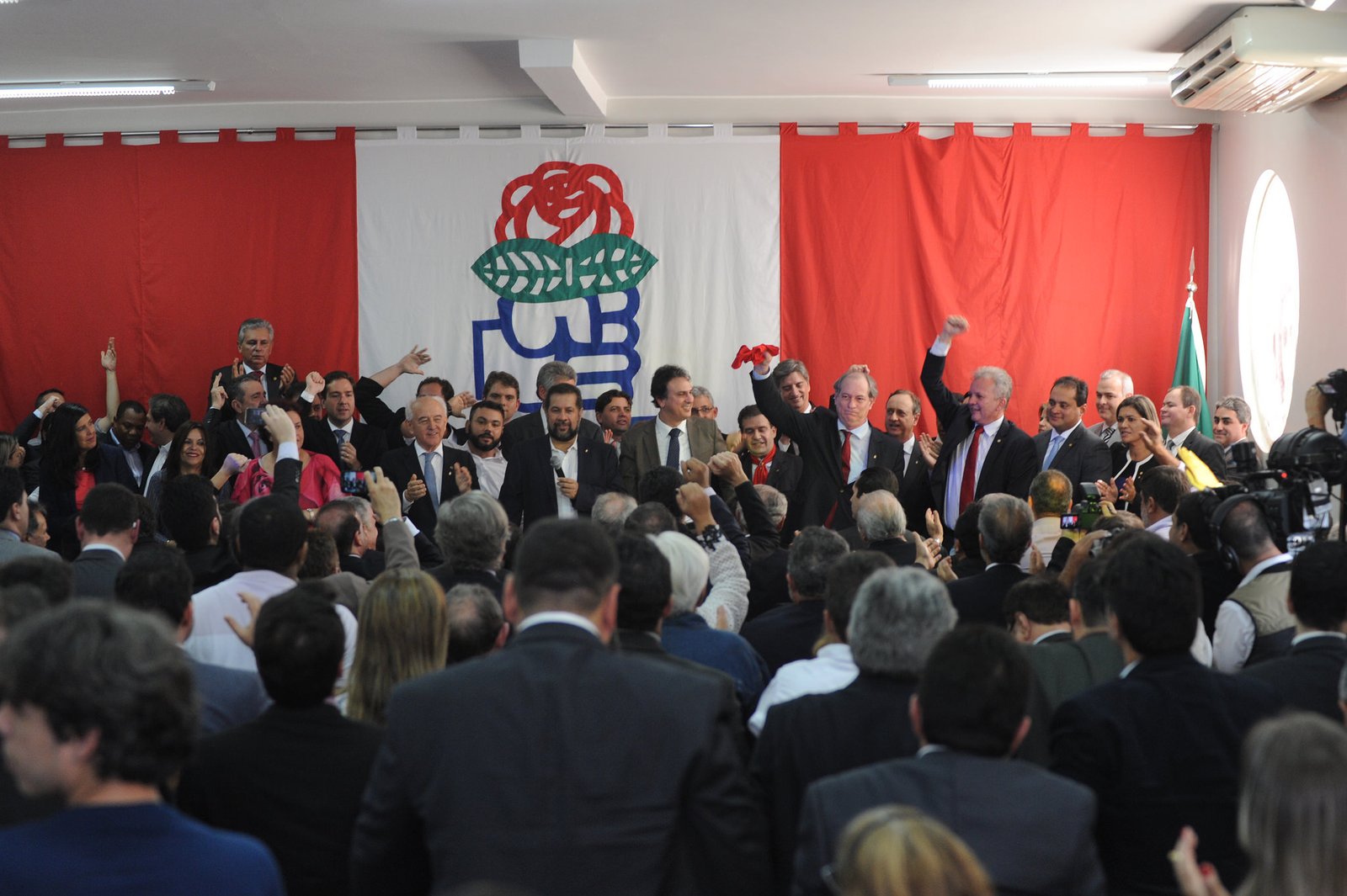 “O nosso compromisso é com quem trabalha e produz”, afirma Ciro Gomes em ato de filiação ao PDT