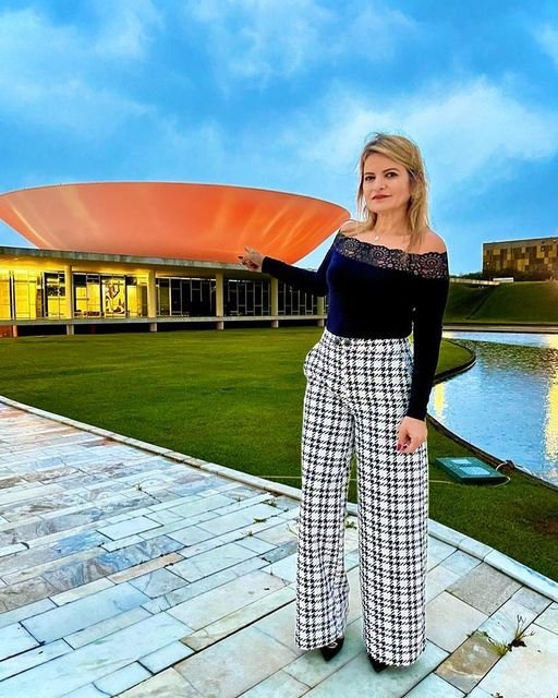 Solicitada por Flávia Morais fachada da Câmara é iluminada de vermelho como alerta para o câncer de mieloma