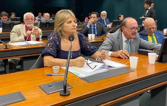 Aprovados pareceres de Flávia Morais a projetos para alterar Lei de vigilância epidemiológica e que regulamenta a profissão de Biotecnologista