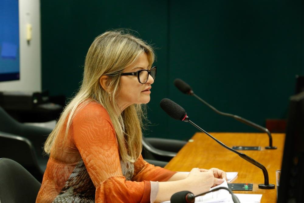 Flávia Morais é coautora do PL com política para prevenir escoliose em crianças e adolescentes