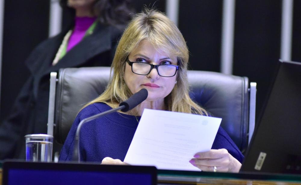 Flávia Morais é favorável e comissão revoga portaria sobre repasses federais para assistência social