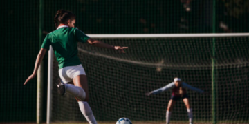 Lei torna futebol feminino prioridade na política de esporte