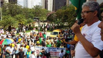 Gonzaga participa de manifestação de policiais por pagamento de salários