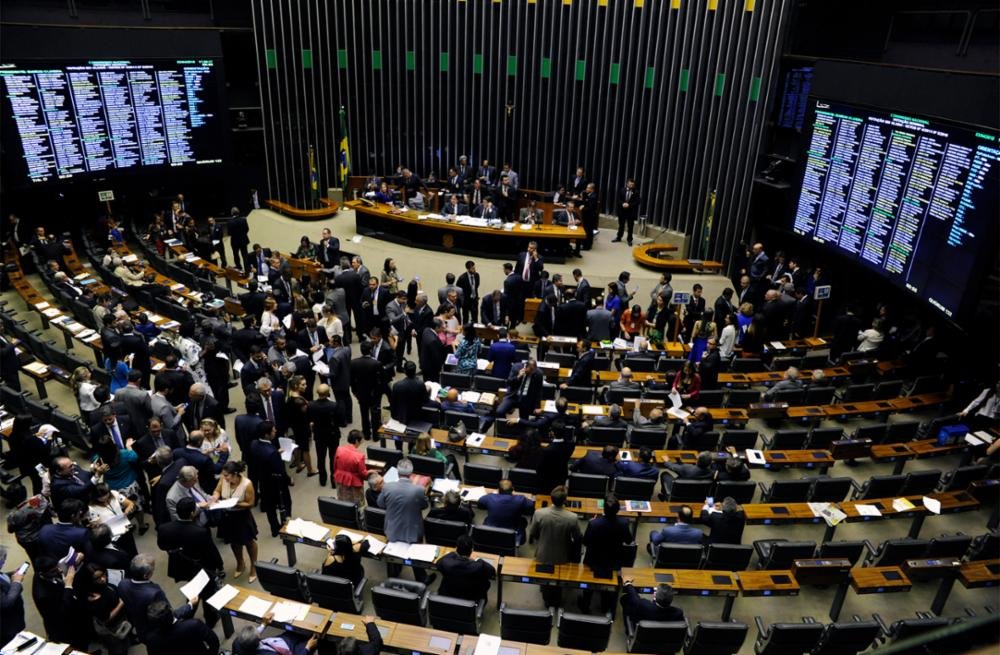 Deputados aprovam MP que concede benefício fiscal a montadoras de veículos