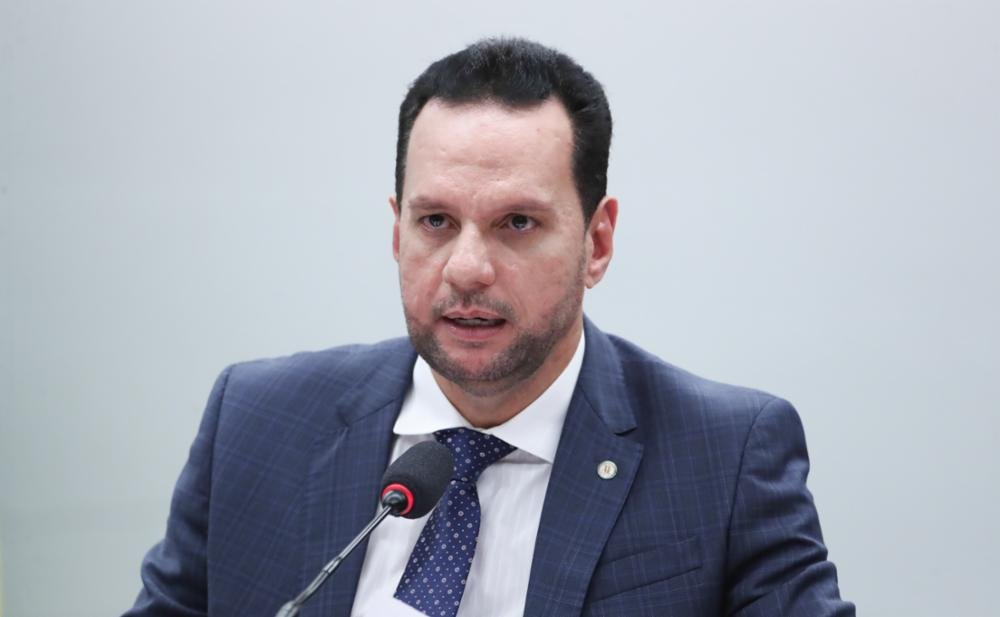 Josenildo debate com representantes do governo e empresas a participação de mulheres na indústria