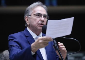 Leônidas Cristino apresenta requerimento para homenagear o Administrador