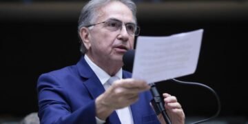 Leônidas Cristino apresenta requerimento para homenagear o Administrador